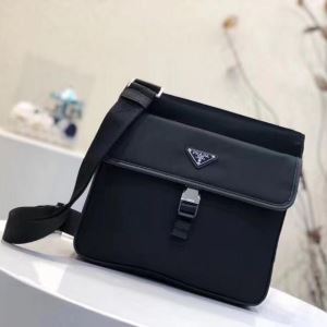 プラダ 秋冬もちろん主役級 PRADA 大人かわいい秋冬コーデを楽しみ ショルダーバッグ 2020秋に注目したい