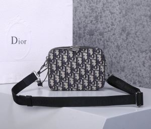ファッションに取り入れよう ディオール DIOR お値段もお求めやすい ミニバッグ