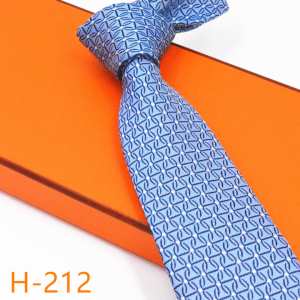 202020秋冬トレンドファッション エルメス おしゃれに秋を迎えるために HERMES ネクタイ