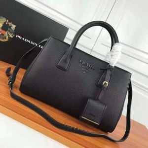 人目を引く存在感 現代的な印象 最終数量限り 4色可選 PRADA プラダ ハンドバッグ