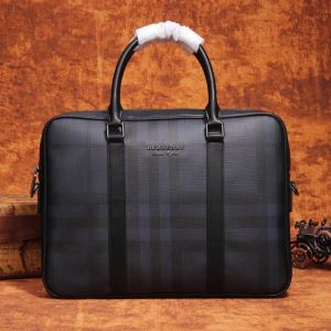 ハンドバッグ 2020秋冬大人気アイテム注目　バーバリー幅広く対応できる上品　 BURBERRY　今一番使いやすいトレンド新作