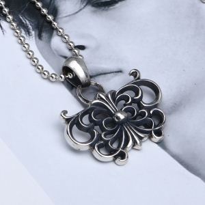 クロムハーツ オシャレな印象に CHROME HEARTS 夏の大人カジュアルスタイルペンダントトップ 風通しの良いフレア