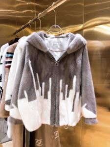 秋冬もちろん主役級 フード付きコート 大人かわいい秋冬コーデを楽しみ ディオール DIOR 2020秋のファッショントレンドはこれ