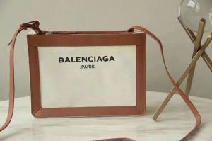 便利な定番アイテムショルダー付きBalenciagaバレンシアガコピーレディースクラッチバッグ