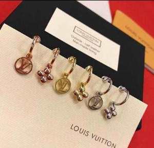 ピアス グッと大人っぽい印象に ルイ ヴィトン LOUIS VUITTON2020年の夏のマスト クラシカルな雰囲気
