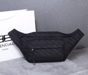 ウエストポーチ 今年らしい新しい人気色 バレンシアガ【2020秋冬】今きてる最先端ブランド BALENCIAGA 現在流行中のおすすめ人気