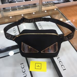 今なお素敵なアイテムだ フェンディ FENDI 今年の春トレンド ウエストポーチ 大人の新作こそ