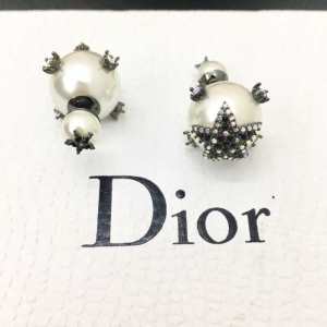 オシャレな印象に ディオール 2020春夏も引き続き人気セール DIOR おしゃれ上級者に挑戦 ピアス 春夏らしい華やか