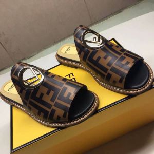 フェンディ FENDI サンダル 2020年春夏のトレンドアイテム クラシカルな...