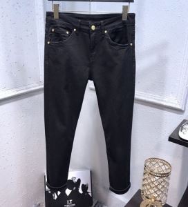 普段使いにも最適なアイテム ジーンズ ストリート感あふれ ヴェルサーチVERSACE