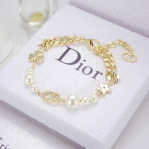 ブレスレット 2020年春夏流行ファッション ディオールファッションにトレンド DIOR トレンド感があって涼しげ