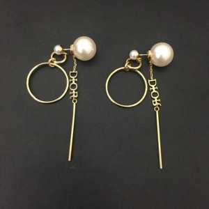 2020春夏も引き続きトレンド ピアス 今期注目のブランドトレンド ディオール DIOR 大人のカジュアルスタイル
