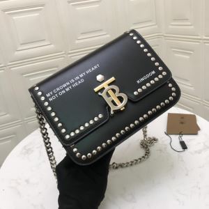 バーバリー 2020年春夏シーズンの人気 BURBERRY おすすめな大人のトレンド レディースバッグ サラサラの着心地
