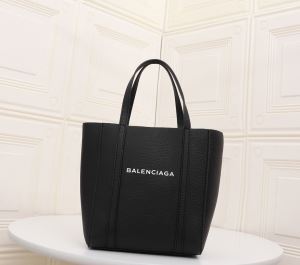 最先端のスタイル レディースバッグ 手頃価格でカブり知らず バレンシアガ BALENCIAGA 価格も嬉しいアイテム