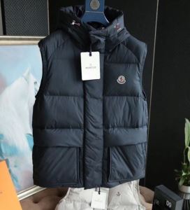 秋らしい雰囲気を作ってくれる MONCLER モンクレール2020秋のファッショントレンドはこれ ダウンジャケット メンズ 定番モデルを狙いたい
