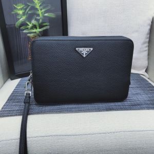プラダ PRADA 202020秋冬トレンドファッション 最新秋冬トレンドをチェック ポーチ 秋冬流行りファション