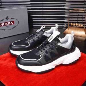 秋冬もちろん主役級 ランニングシューズ プラダ PRADA 大人かわいい秋冬コー...