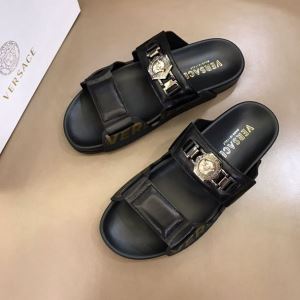 ヴェルサーチVERSACE おすすめ大人かわいい着こなし サンダル カジュアルさ...
