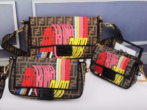 気持ちいい真夏日にぴったり フェンディ FENDI 季節感のあるファッション レディースバッグ おしゃれな夏ファッション2020