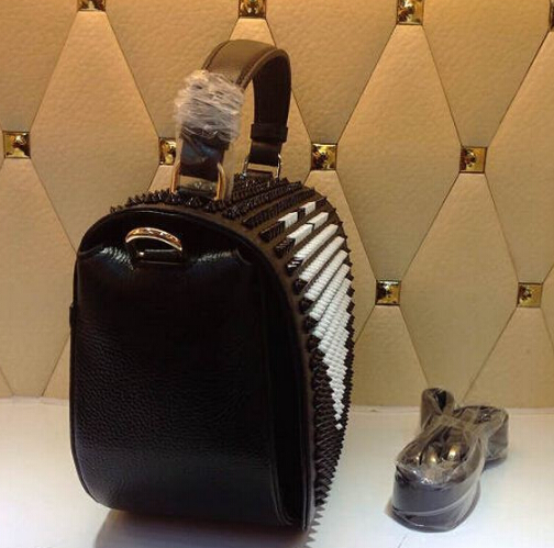今年の大人気ファッション　2020春夏 クリスチャンルブタン Christian Louboutin ハート型 スパイク ショルダーバッグ最高ランク