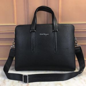 ビジネスバッグサルヴァトーレフェラガモ FERRAGAMO 魅力的なカラー使い 2020年春夏シーズンの人気