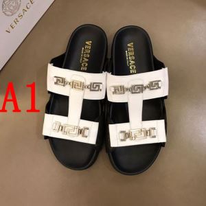 クールな印象を引き立て ヴェルサーチVERSACE 2020年の夏のマスト 2色可選 サンダル グッと大人っぽい印象に