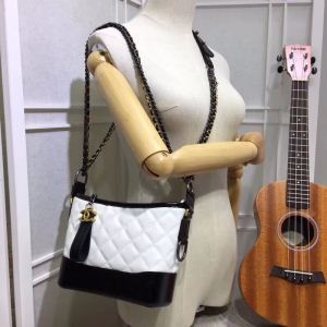 話題となる人気品CHANELシャネルスーパーコピーレディースショルダーバッグ本革ゴルードココマーク付き