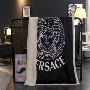 ブランケット 2020年の春夏に着たい ヴェルサーチ 肌触りが柔らかくて快適 VERSACE 暖かさと寝心地のよさに全身包まれる