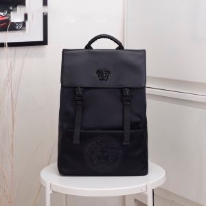 秋冬流行りファション ヴェルサーチ最新秋冬トレンドをチェック202020秋冬 VERSACE リュック やっぱり優しい色