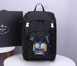 海外でも大人気 プラダ 日本未入荷カラー PRADA リュック 20SSトレンド