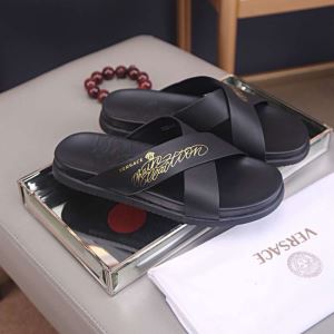 ヴェルサーチVERSACE 目を引く春夏トップス サンダル 【2020年】夏のフ...