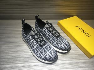 秋服コーデ2020年版 フェンディ FENDI 大胆なチェックの人気トレンド ランニングシューズ 秋にはやる最新作を先取り