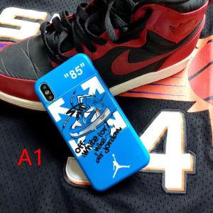 3色可選 OffWhite オフホワイト ケータイケース 今から取り入れられるトレンド 2020秋冬流行ファション