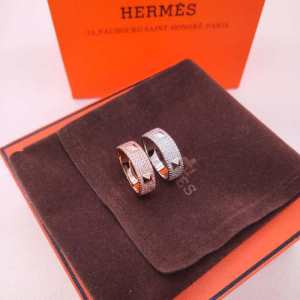 スタイルUPして着こなす エルメス HERMES 2020年春夏のトレンドアイテ...