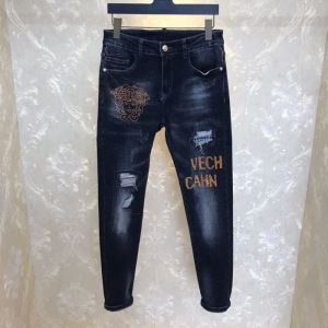 ヴェルサーチ手頃価格でカブり知らず VERSACE 価格も嬉しいアイテム ジーンズ