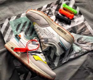 圧倒的人気新着 18ＳＳ美品OffWhite オフホワイト スニーカー2色可選