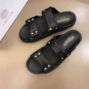 夏の大人カジュアルスタイル ヴェルサーチVERSACE きちんと感をプラス サン...