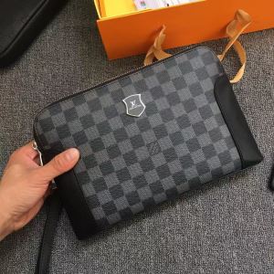 今季トレンド新作はこれ ルイ ヴィトン 秋冬に大注目のカラー LOUIS VUITTON カジュアルコーデオシャレ ポーチ もちろん相性抜群