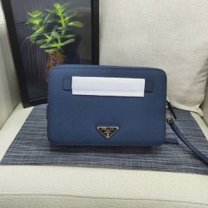 今季トレンドをうまく取り ポーチ お洒落で秋冬注目トレンド プラダ PRADA 【2020秋冬】の注目トレンド