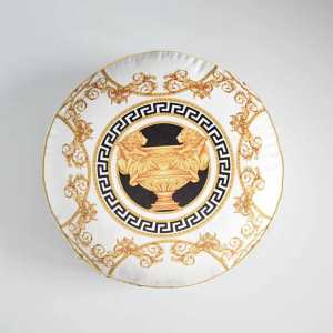 20202020秋冬流行色紹介 ヴェルサーチVERSACE 枕を抱く トレンド入...