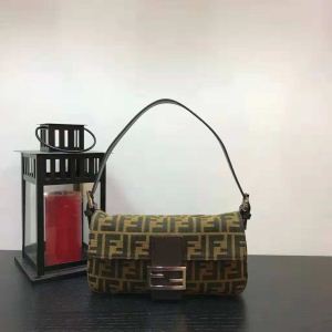 ファッションスタッズ フェンディ稀少入手困難 FENDI ハンドバッグ 今季爆発的な人気