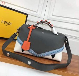 格好良いアイテム FENDI フェンディ 2020新品入荷 ショルダーバッグ 2色可選 美品入手困難