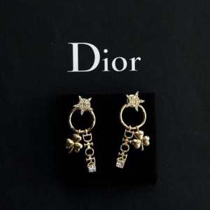 スタイルUPして着こなす ディオール DIOR 夏ファッションをおしゃれに楽しもう ピアス 2020年春夏のトレンドアイテム