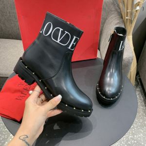 VALENTINO おしゃれ感度が高い秋冬トレンド 寒い季節トレンド上品 ヴァレンティノ 先取り 20202020秋冬ファッション レザーブーツ