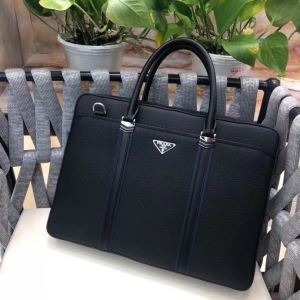 どのアイテムも手頃な価格で プラダ PRADA トレンド最先端のアイテム ビジネスバッグ