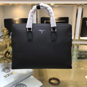 PRADA 秋冬から人気継続中 プラダ シンプルに着こなしたい ハンドバッグ 最速2020秋冬トレンドブランド