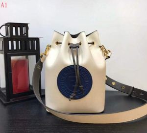 FENDI フェンディ 超激安価格 2色可選 高感度アイテム ショルダーバッグ 最近人気一番
