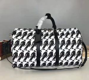 ルイ ヴィトン今から取り入れられるトレンド LOUIS VUITTON おしゃれでおすすめ今季トレンド スーツケース 2020年秋冬に欠かせない