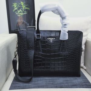 ビジネスバッグ 秋服コーデ2020年版 プラダ 秋にはやる最新作を先取り PRADA 大胆なチェックの人気トレンド