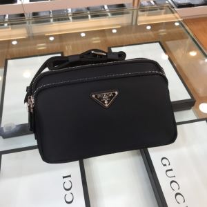 ショルダーバッグストリート系に大人気 プラダ PRADA デザインお洒落
